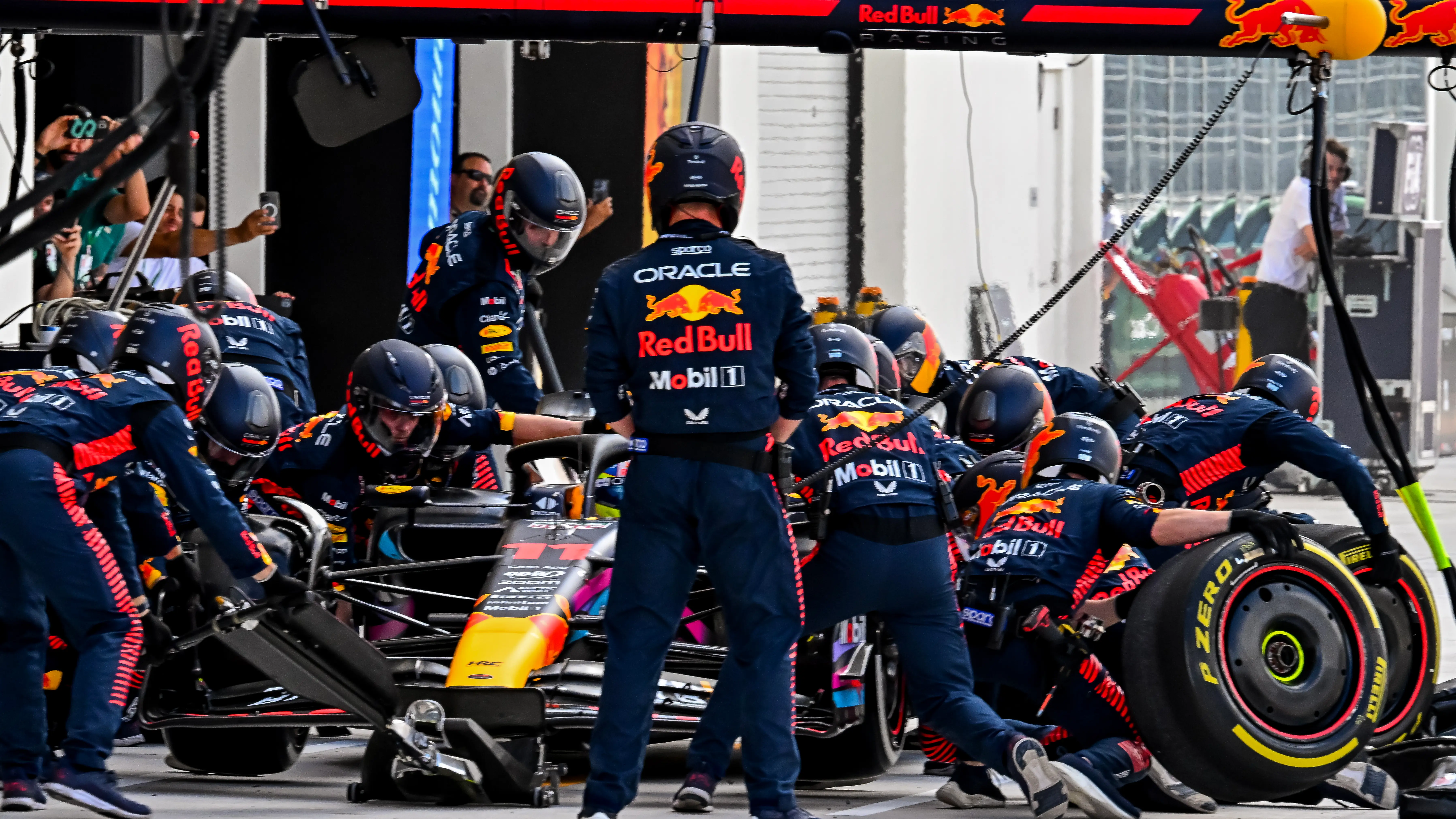 Los mecánicos de Red Bull, en una parada de Checo Pérez Los mecánicos de Red Bull, en una parada de Checo Pérez
