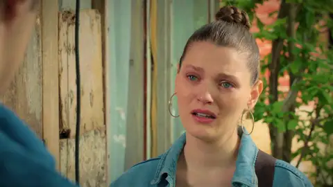 Harika, desolada tras la detención de Suzan, pide ayuda a Ömer: "¿Puedo quedarme con vosotros, hermano?" Harika, desolada tras la detención de Suzan, pide ayuda a Ömer: "¿Puedo quedarme con vosotros, hermano?"