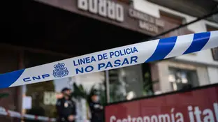 Agentes de la Policía Científica en el restaurante Burro Canaglia de la plaza de Manuel Becerra (Madrid) Agentes de la Policía Científica en el restaurante Burro Canaglia de la plaza de Manuel Becerra (Madrid)