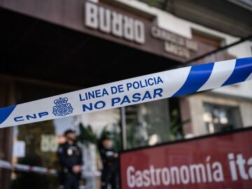 Agentes de la Policía Científica en el restaurante Burro Canaglia de la plaza de Manuel Becerra (Madrid)