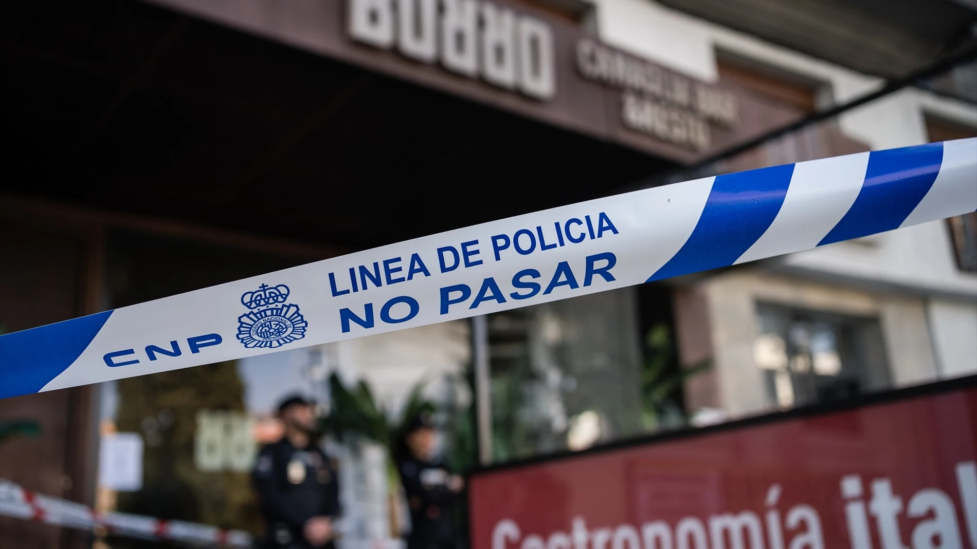 Agentes de la Policía Científica en el restaurante Burro Canaglia de la plaza de Manuel Becerra (Madrid)