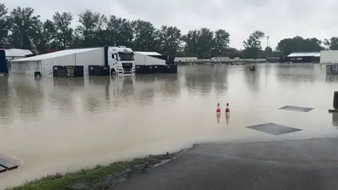 Aspecto del circuito de Imola inundado por el agua Aspecto del circuito de Imola inundado por el agua