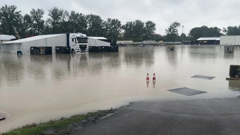 Aspecto del circuito de Imola inundado por el agua Aspecto del circuito de Imola inundado por el agua