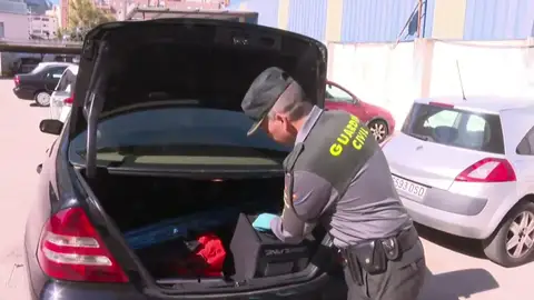 Esconde 5 kilos de droga en el maletero Esconde 5 kilos de droga en el maletero