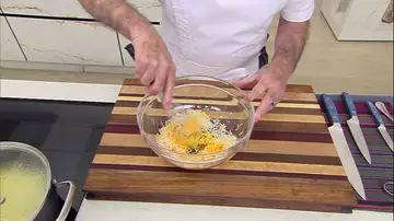 Separa las yemas y mézclalas con el queso rallado