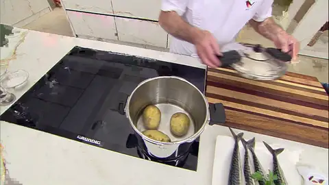 Cuece las patatas en una olla rápida Cuece las patatas en una olla rápida