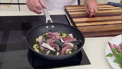 Añade el pescado a la sartén con los ajos Añade el pescado a la sartén con los ajos