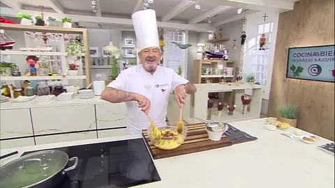 Incorpora la panceta y el ajo Incorpora la panceta y el ajo