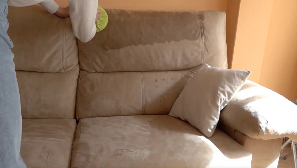 El truco del limón en el sofá de tela para eliminar las manchas fácilmente