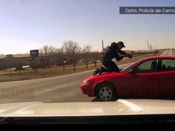 El policía sobre el capó