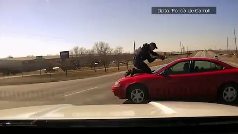El policía sobre el capó El policía sobre el capó