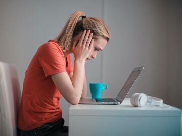 Una mujer frente a la pantalla del ordenador