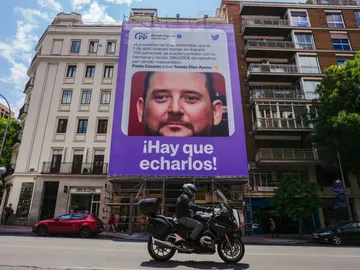 El cartel de Podemos con el rostro de Tomás Díaz Ayuso El cartel de Podemos con el rostro de Tomás Díaz Ayuso