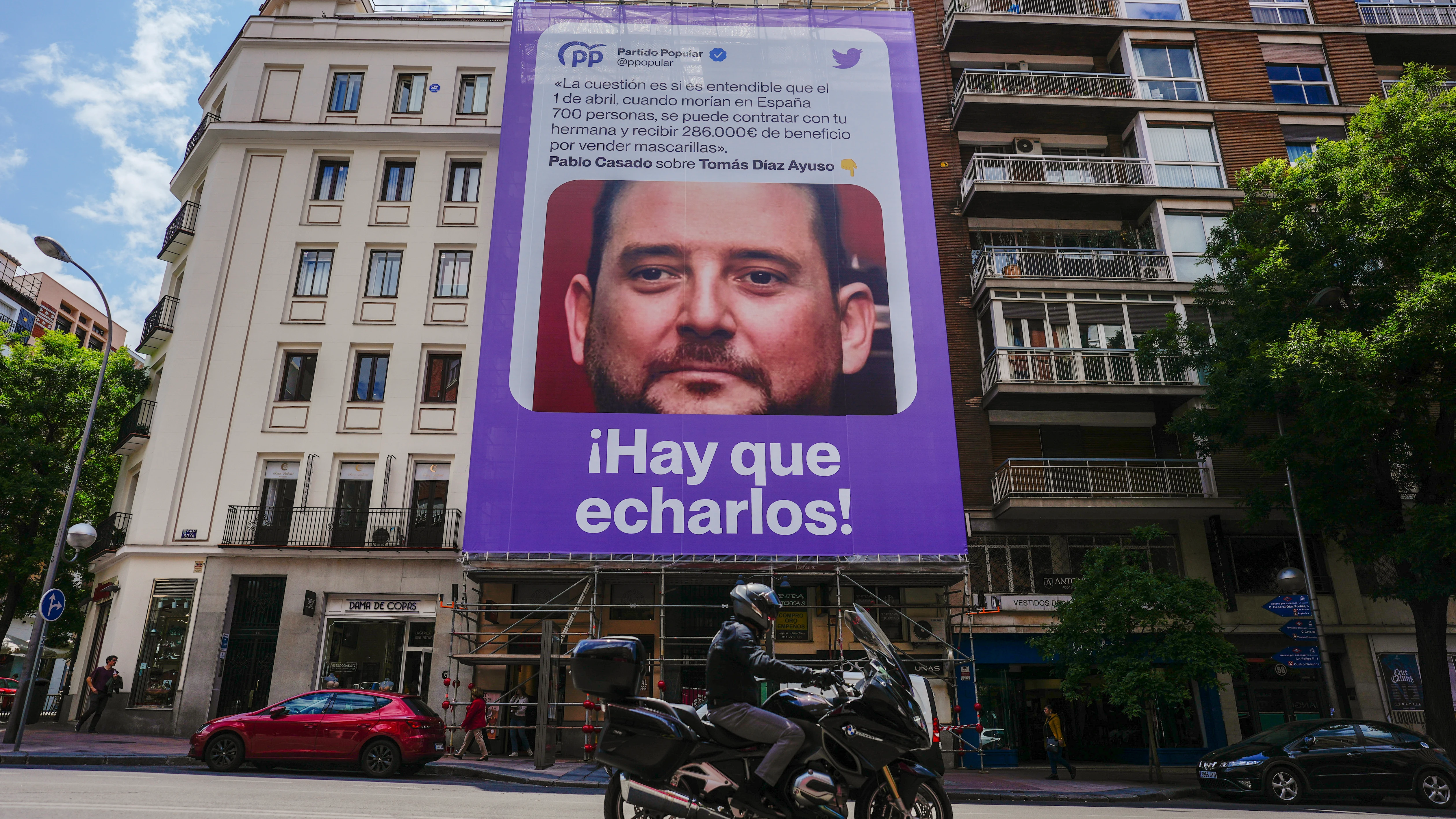 El cartel de Podemos con el rostro de Tom&aacute;s D&iacute;az Ayuso