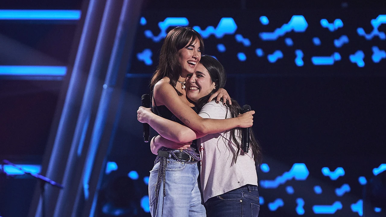 Aitana y Lucía, pura complicidad sobre el escenario cantando ’11 razones’ 