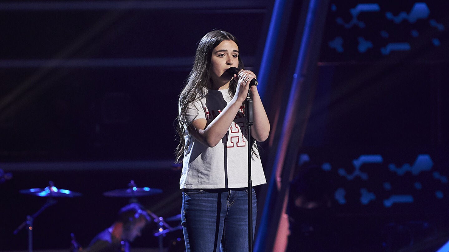 ¡Menuda locura! Los cuatro coaches pulsan a la vez tras escuchar cantar a Lucía Fernández 