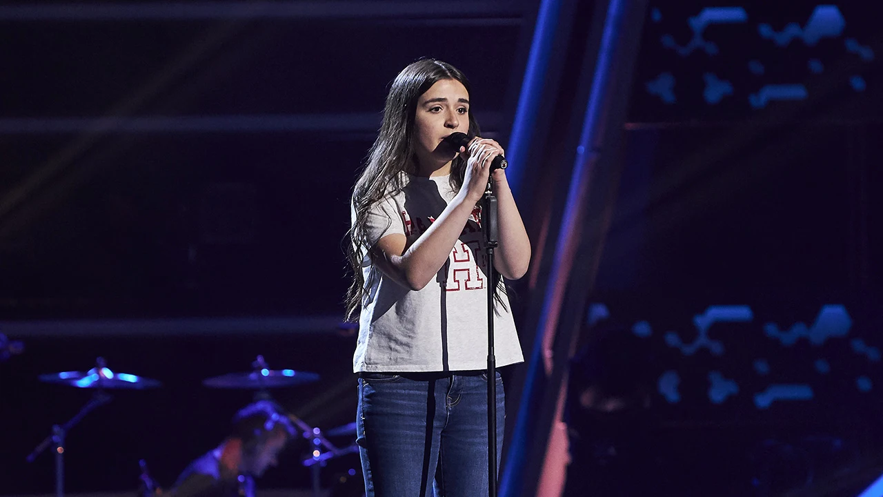 ¡Menuda locura! Los cuatro coaches pulsan a la vez tras escuchar cantar a Lucía Fernández 