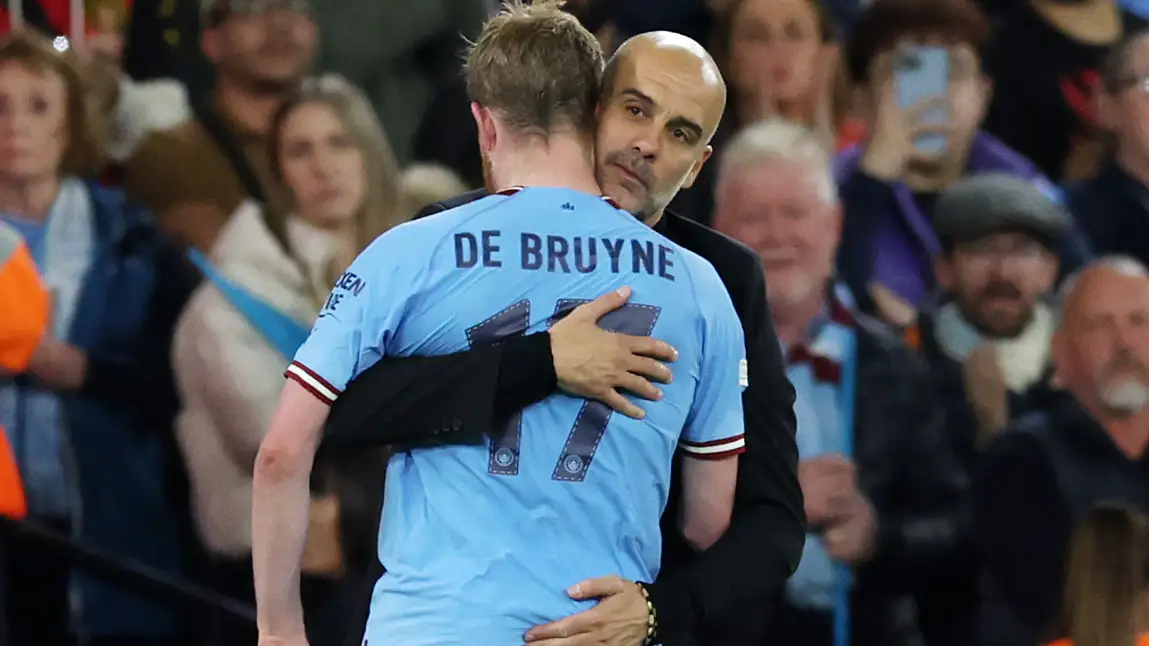 Guardiola abraza a De Bruyne en el choque ante el Madrid