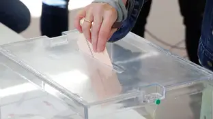 Imagen de archivo de una urna electoral. Imagen de archivo de una urna electoral.