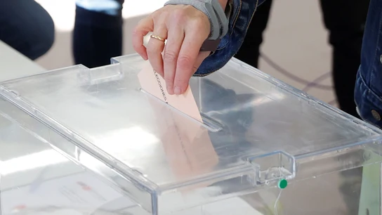 Imagen de archivo de una urna electoral. Imagen de archivo de una urna electoral.