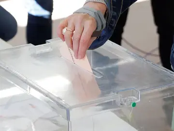 Imagen de archivo de una urna electoral. Imagen de archivo de una urna electoral.