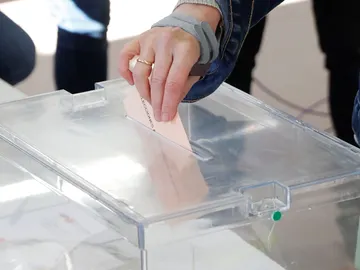 Imagen de archivo de una urna electoral. Imagen de archivo de una urna electoral.