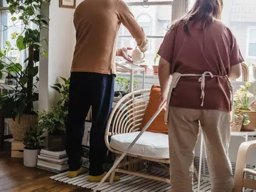 Pareja fregando el suelo Pareja fregando el suelo