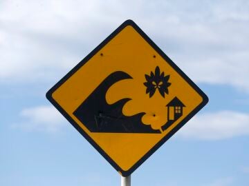 Imagen de archivo de una señal advirtiendo del riesgo de tsunami en las costas