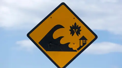 Imagen de archivo de una señal advirtiendo del riesgo de tsunami en las costas Imagen de archivo de una señal advirtiendo del riesgo de tsunami en las costas