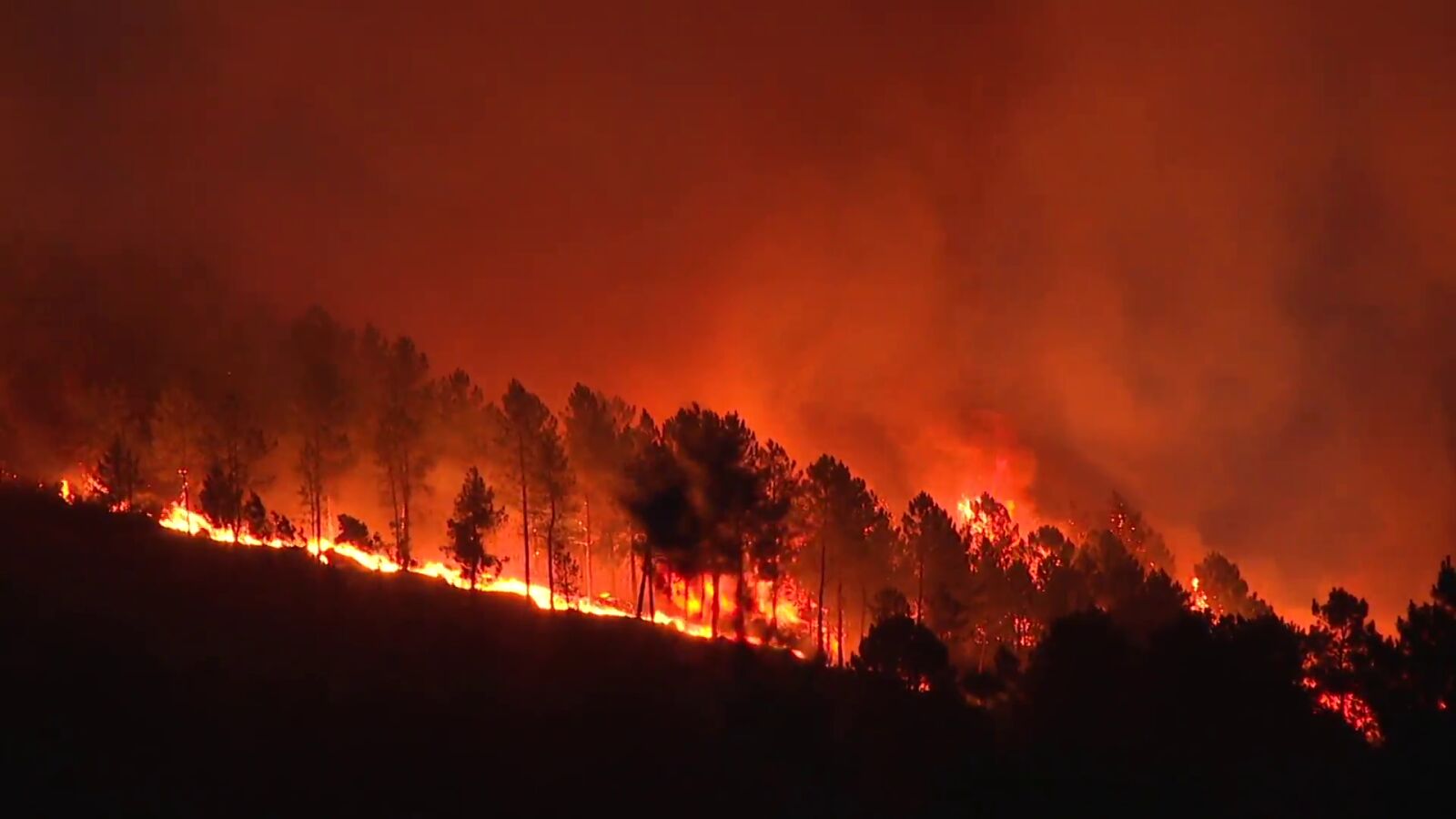 Los equipos de extinción consiguen estabilizar el incendio en Las Hurdes, que ha quemado más de 10.000 hectáreas