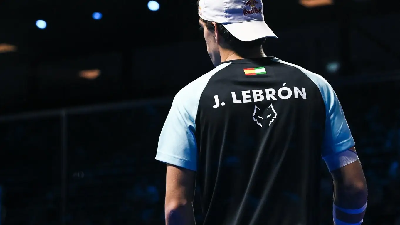 Juan Lebr&oacute;n, en un partido del World Padel Tour