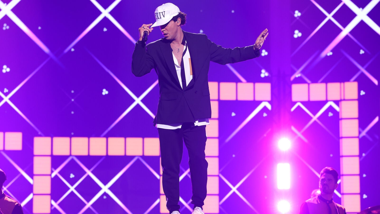 El lujo de ‘24K’ de Jadel imitando a Bruno Mars con ‘Versace on the floor’ 