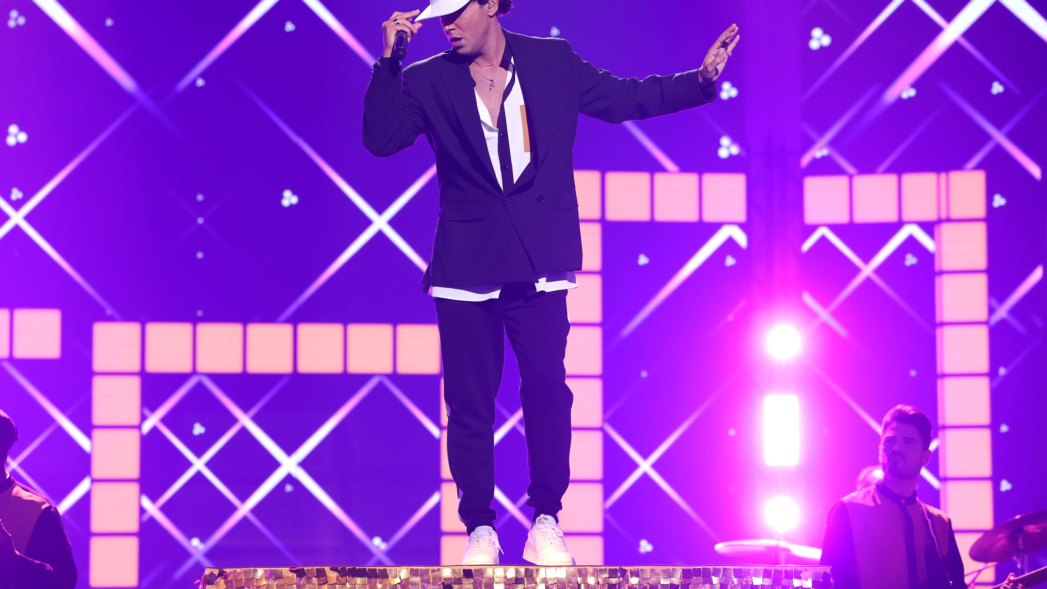 El lujo de ‘24K’ de Jadel imitando a Bruno Mars con ‘Versace on the floor’ El lujo de ‘24K’ de Jadel imitando a Bruno Mars con ‘Versace on the floor’