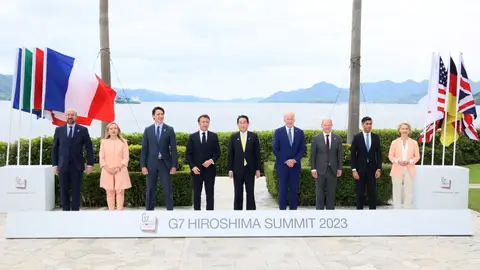 Los líderes y delegados posan para una foto durante una sesión de divulgación en el Grand Prince Hotel Hiroshima durante la cumbre del G7