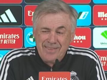 Ancelotti sonríe ante la pregunta de un periodista hoy en rueda de prensa
