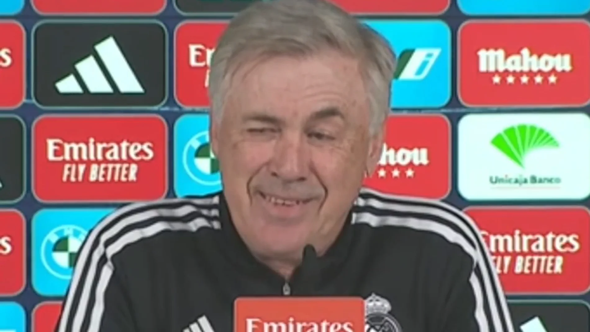 Ancelotti sonríe ante la pregunta de un periodista hoy en rueda de prensa