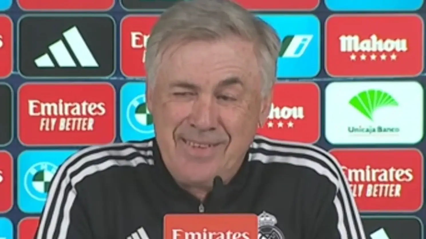 Ancelotti sonr&iacute;e ante la pregunta de un periodista hoy en rueda de prensa
