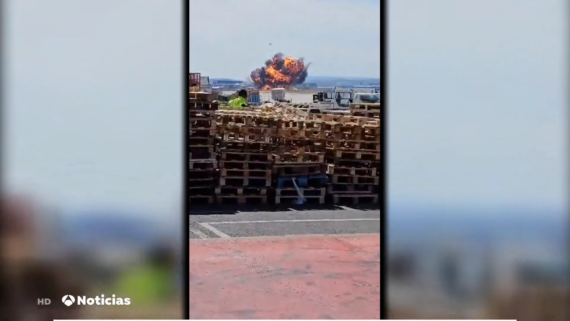 Un caza del Ejército se estrella en la base aérea de Zaragoza Un caza del Ejército se estrella en la base aérea de Zaragoza