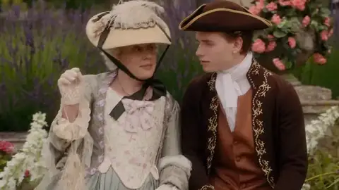 El cameo de Julia Quinn en una escena de 'Queen Charlotte' El cameo de Julia Quinn en una escena de 'Queen Charlotte'