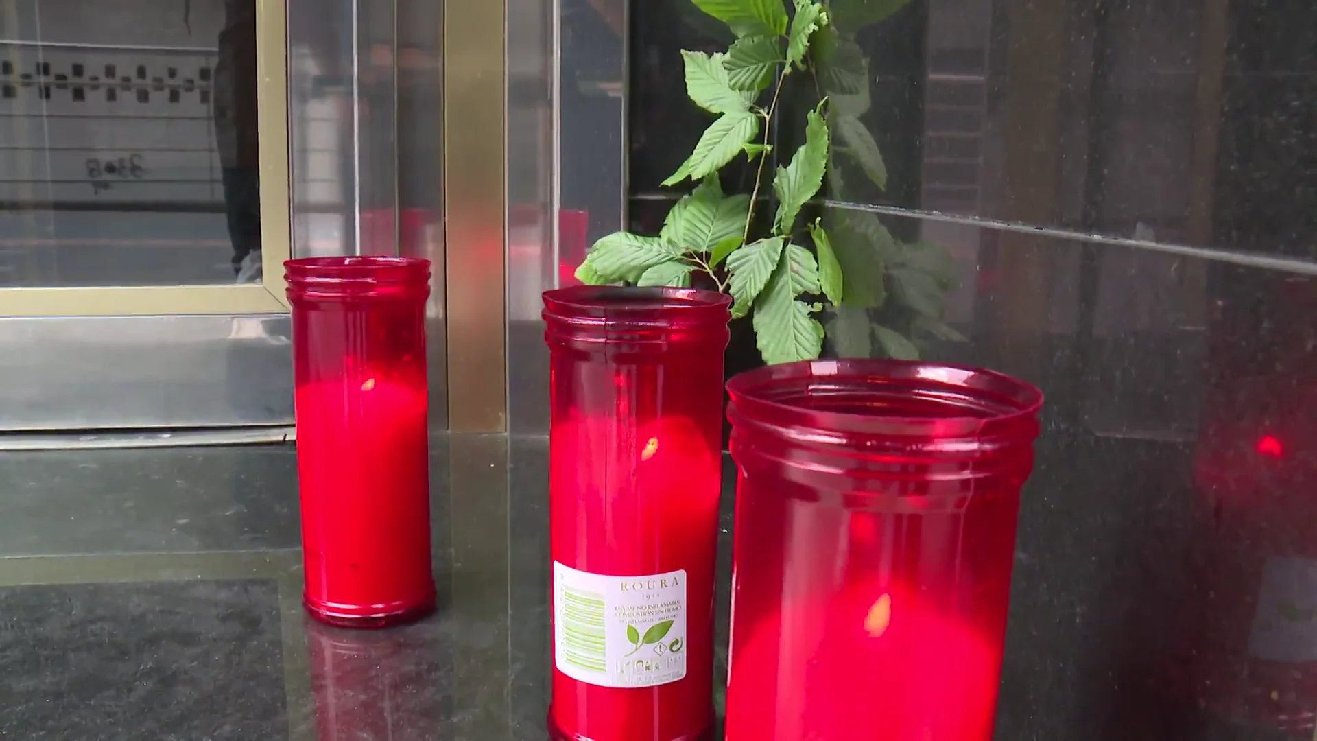 Velas en el portal de las mellizas de Oviedo