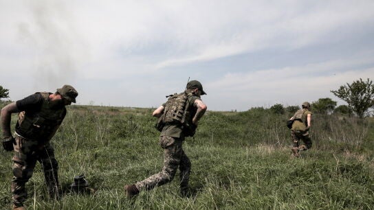 Militares ucranianos abandonan una posici&oacute;n cerca del frente de Bajmut