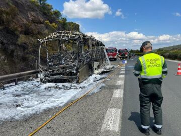 Así ha quedado el autobús que se ha incendiado hoy en Navarra