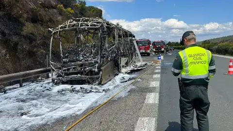 Así ha quedado el autobús que se ha incendiado hoy en Navarra