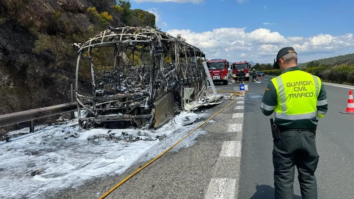 Así ha quedado el autobús que se ha incendiado hoy en Navarra Así ha quedado el autobús que se ha incendiado hoy en Navarra
