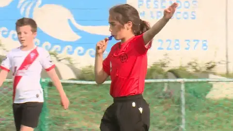 Roque Naveiro arbitrando un partido de fútbol Roque Naveiro arbitrando un partido de fútbol