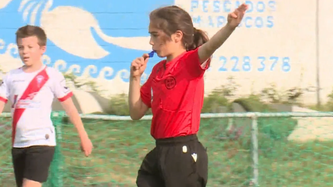 Roque Naveiro arbitrando un partido de fútbol Roque Naveiro arbitrando un partido de fútbol