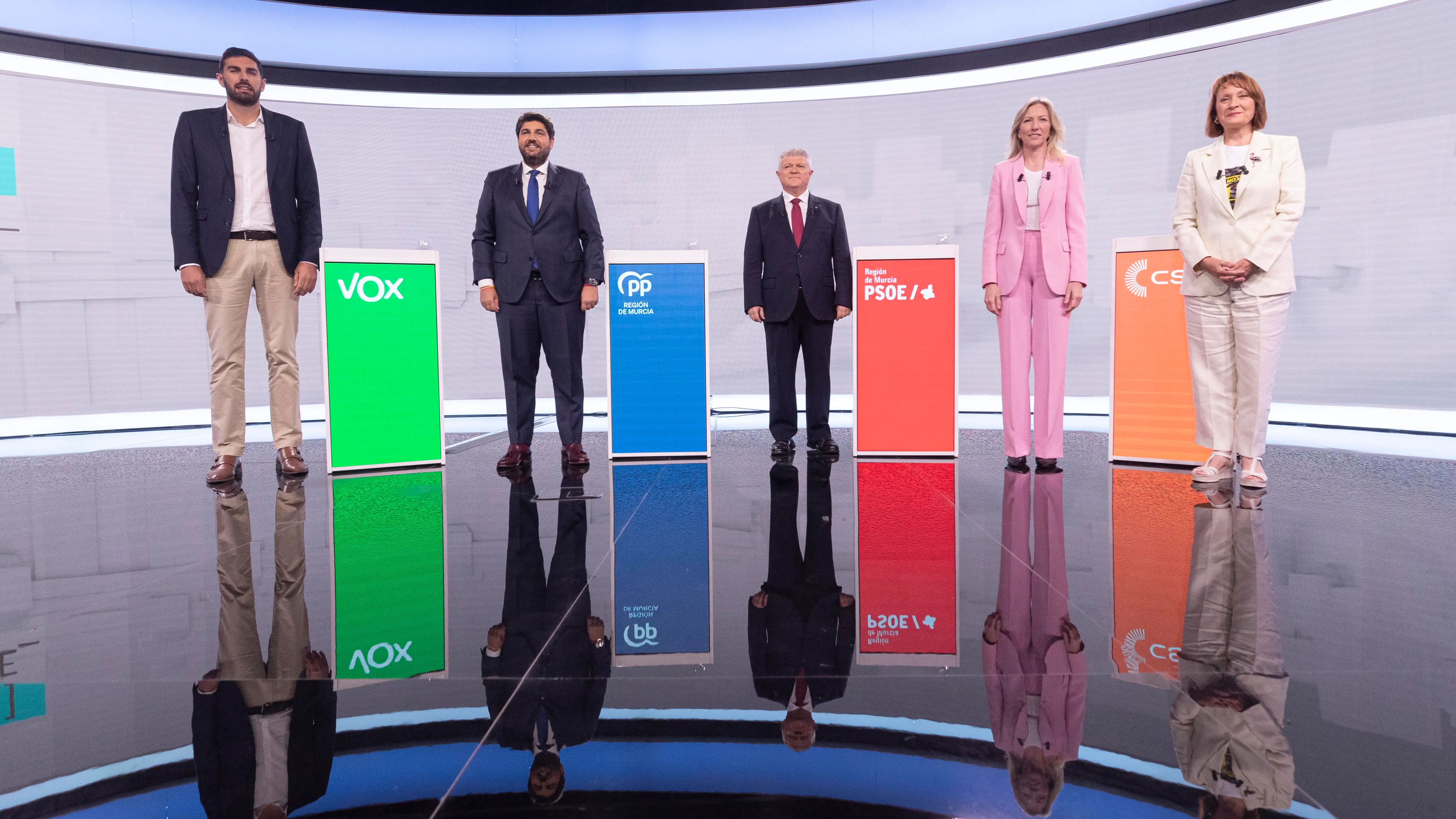 os candidatos a la presidencia de la Comunidad de Murcia, del PSOE Jos&eacute; V&eacute;lez (c), del Partido Popular Fernando L&oacute;pez Miras (2i), de Podemos Mar&iacute;a Mar&iacute;n (d), de Ciudadanos Mar&iacute;a Jos&eacute; Ros (2d), y de Vox Jos&eacute; &Aacute;ngel Antelo (i), posan para la foto de familia