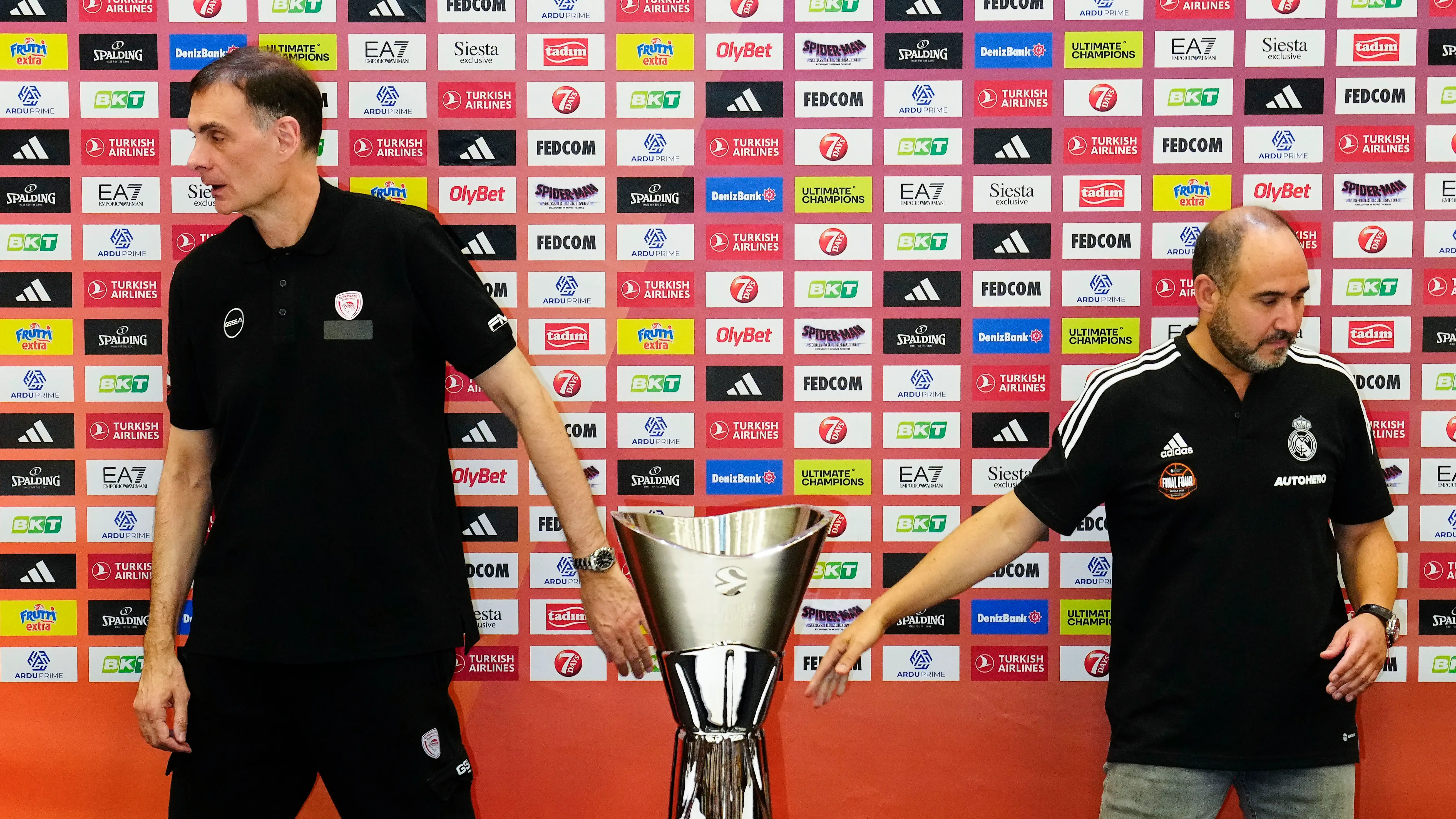 Georgios Bartzokas, entrenador de Olympiacos y Chus Mate, entrenador del Real Madrid Georgios Bartzokas, entrenador de Olympiacos y Chus Mate, entrenador del Real Madrid