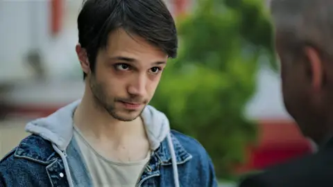 Çinar sale de la cárcel y se reencuentra con su familia: “Perdóname por todo, papá” Çinar sale de la cárcel y se reencuentra con su familia: “Perdóname por todo, papá”