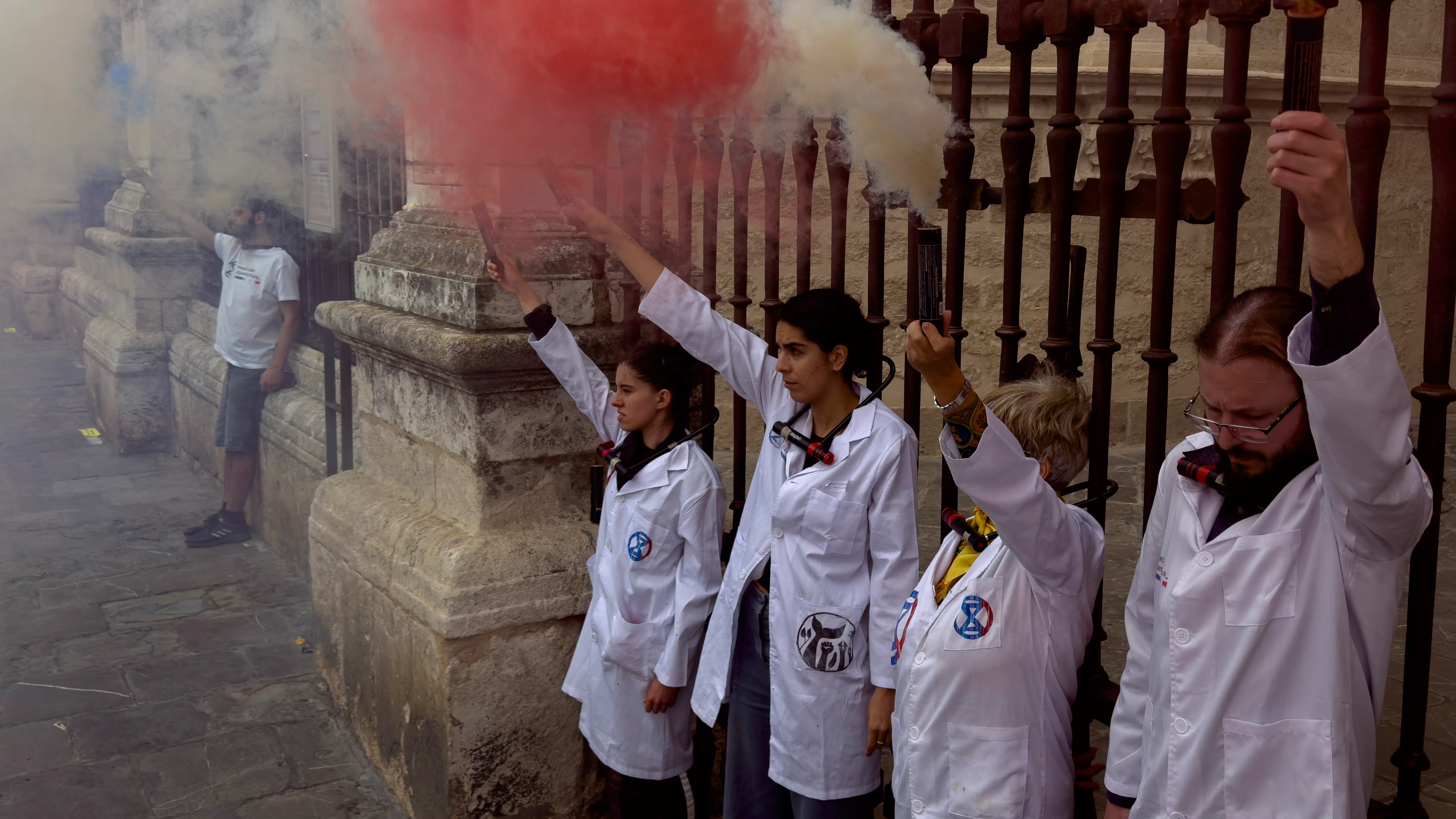 Varios activistas de Rebeli&oacute;n Cient&iacute;fica protestan encadenados en la catedral de Sevilla